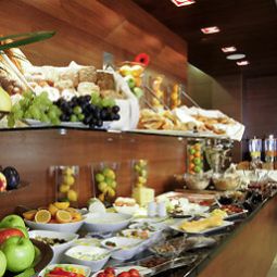 Salle du petit-déjeuner située dans le restaurant Hotel Mercure Graz City Fotos