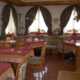 Salle du petit-déjeuner située dans le restaurant Schwarzenberg´s Traube Fotos