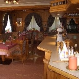 Salle du petit-déjeuner située dans le restaurant Schwarzenberg´s Traube Fotos