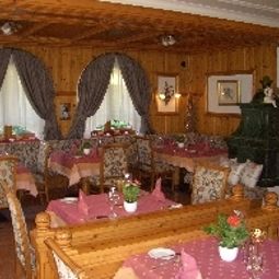 Salle du petit-déjeuner située dans le restaurant Schwarzenberg´s Traube Fotos