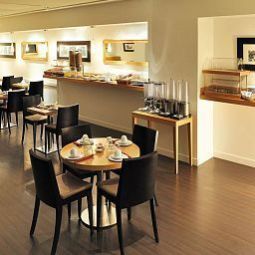 Sala de desayuno en el restaurante Residhome Paris Opéra Apparthotel Fotos