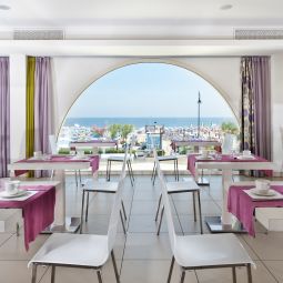 Sala colazione nel ristorante Touring Yes Hotel Fotos