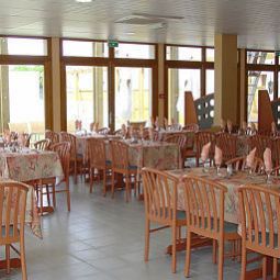 Sala de desayuno en el restaurante Les Oliviers INTER-HOTEL Fotos