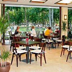 Salle du petit-déjeuner située dans le restaurant Kerpe Fotos