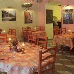 Sala de desayuno en el restaurante U Krize Fotos