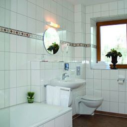 Badezimmer Kastanienhof Nichtraucherhotel Fotos