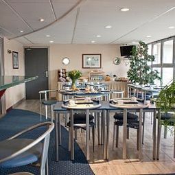 Salle du petit-déjeuner située dans le restaurant Appart City Lille Euralille Residence Hoteliere Fotos