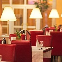 Sala de desayuno en el restaurante Korston Hotel&Mall Kazan Fotos