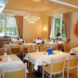 Salle du petit-déjeuner située dans le restaurant PTI Eichwald Fotos