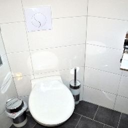 Bathroom Landmark Eco Hotel & Restaurant ehem. Five Floor Fotos