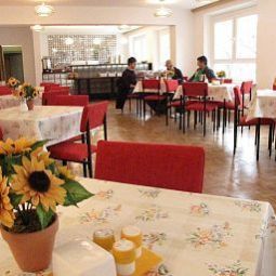 Sala de desayuno en el restaurante Ostel Das DDR Hostel Fotos