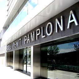 Außenansicht Zenit Pamplona Fotos