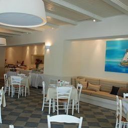 Salle du petit-déjeuner située dans le restaurant Avithos Resort Fotos