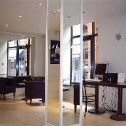 Hall Ours Blanc Centre Fotos