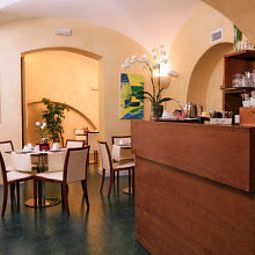 Salle du petit-déjeuner située dans le restaurant Crosti Fotos