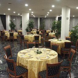 Salle du petit-déjeuner située dans le restaurant Holidays Fotos