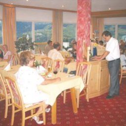 Sala de desayuno en el restaurante Alpenrose Fotos