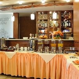 Sala de desayuno en el restaurante Rest Fotos
