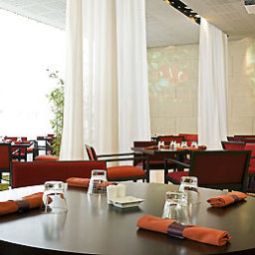 Sala de desayuno en el restaurante Novotel Casablanca City Center Fotos