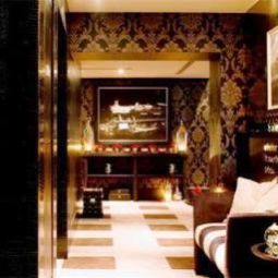Hall Malmaison Reading Fotos