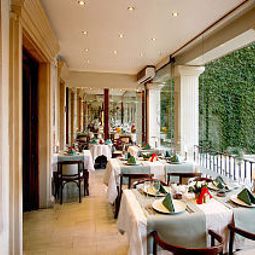 Salle du petit-déjeuner située dans le restaurant Arc de Triomphe by Residence Hotels Fotos
