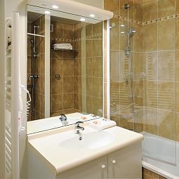 Salle de bains Residhome Apparthotel Bures la Guyonnerie Privilege Fotos