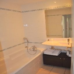 Bathroom Park & Suites Prestige Genève Divonne Les Bains ( ex Home Business Geneve Airport) Fotos