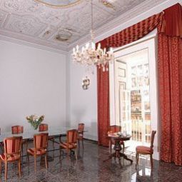 Salle du petit-déjeuner située dans le restaurant Le Stanze del Vicerè Fotos