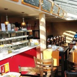Salle du petit-déjeuner située dans le restaurant Kiose Fotos
