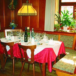 Sala de desayuno en el restaurante Zum Hirschen Gasthaus Fotos