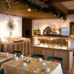 Sala colazione nel ristorante Sonnenhotel Zaubek am Sonnenplateau Kärntens Fotos
