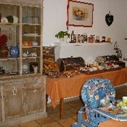 Буфет Boutiquehotel Goldene Rose Fotos
