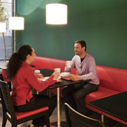 Salle du petit-déjeuner située dans le restaurant ibis Barcelona Pza Glories 22 Fotos