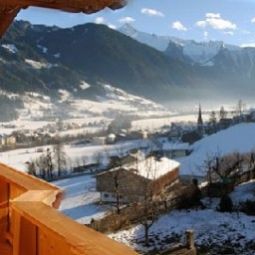 Widok z hotelu Bauernhof Innerummerland Fotos