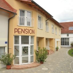 Rotweingut & Edelbrände Familie Schlögl Bauernhof Pension Lutzmannsburg 