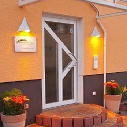 Фасад Krug Gästehaus Fotos