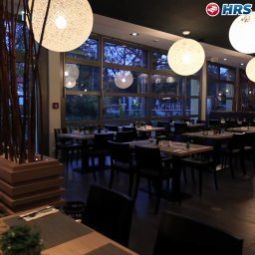 Salle du petit-déjeuner située dans le restaurant Amedia Fotos