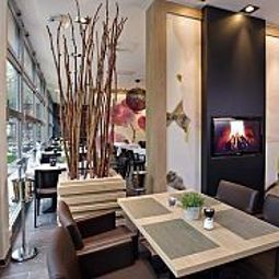Salle du petit-déjeuner située dans le restaurant Amedia Fotos