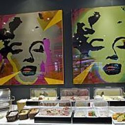 Salle du petit-déjeuner située dans le restaurant Amedia Fotos