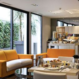 Sala de desayuno en el restaurante Mercure Le President Biarritz Centre Fotos