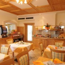 Sala de desayuno en el restaurante Stamserhof Fotos