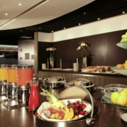 Salle du petit-déjeuner située dans le restaurant Novotel Muenchen Airport Fotos