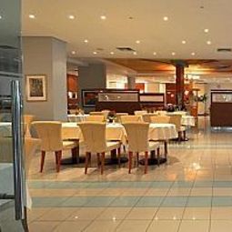 Salle du petit-déjeuner située dans le restaurant Rivijera Fotos