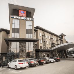 Vista exterior Comfort Suites Kelowna Fotos