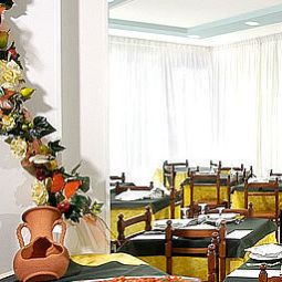 Salle du petit-déjeuner située dans le restaurant Ascot Fotos