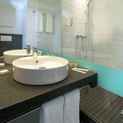 Camera da bagno GHOTEL hotel & living Fotos