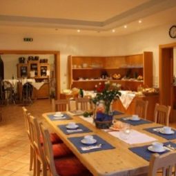 Salle du petit-déjeuner située dans le restaurant Pension Garni Villa Thermale Fotos