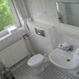 Ванная Monteurzimmer Bett & Bad Fotos