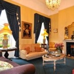 Интерьер Willoughby House and Apartments Fotos