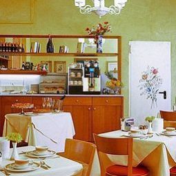 Sala de desayuno en el restaurante Boston Fotos